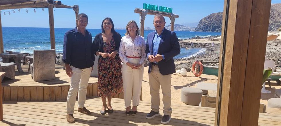 La secretaria de estado de Pesca, Isabel Artigas, y el consejero de Sector Primario del Cabildo de Tenerife, Valentín González (d), en una reunión para abordar las reservas de pesca de Teno y Rasca