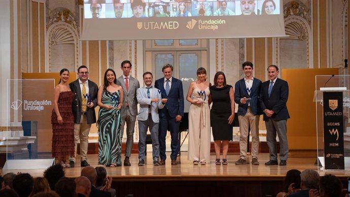 Representación de los premiados de las becas MEM