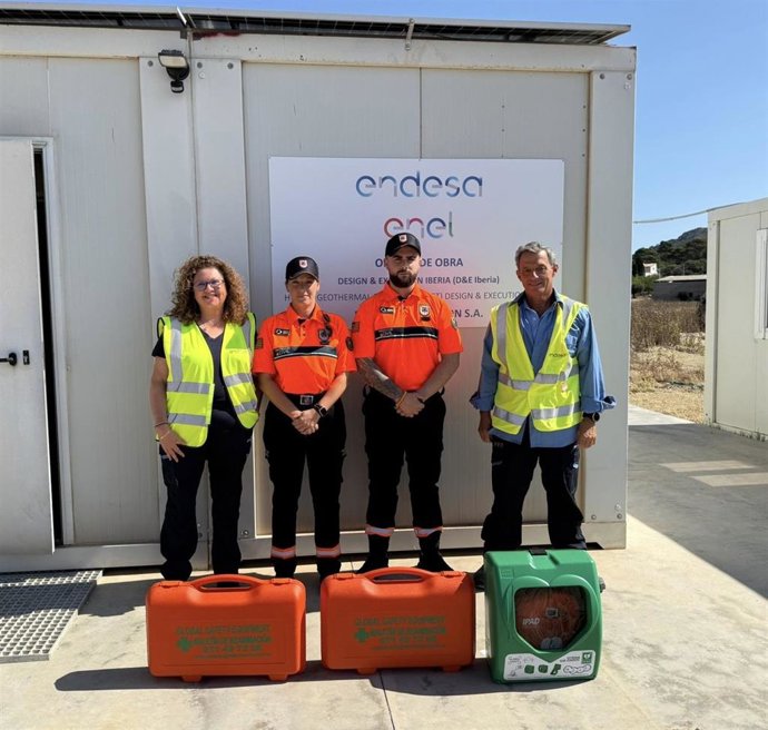 De izquierda a derecha: Nuria Miranda (Endesa); Sofía Tellada, jefe de la agrupación de Protección Civil de Alcúdia; Víctor Grimaldi, subjefe de la agrupación; y Juan José Novillo (Endesa)