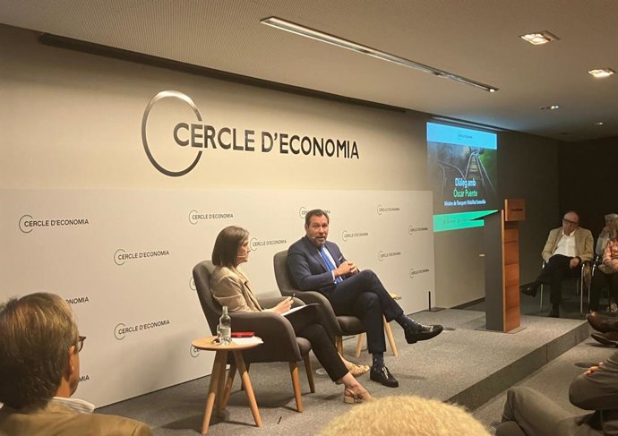 El ministre de Transport i Mobilitat Sostenible, Óscar Puente, i la presidenta del Cercle d'Economia, Teresa Garcia-Milà