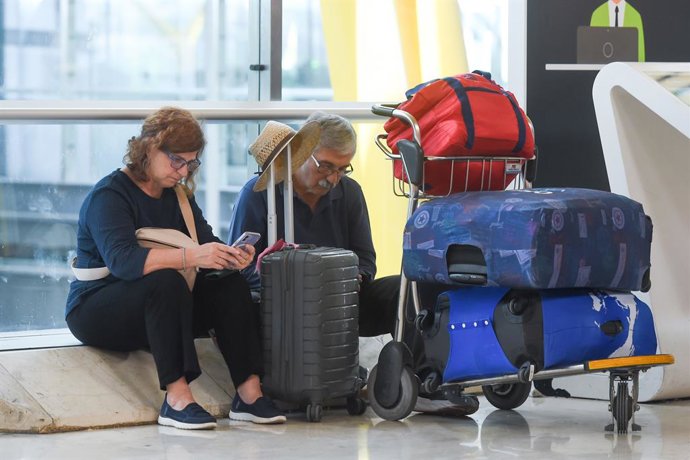 Pasajeros esperan en la entrada de la Terminal 4 de Barajas durante el colapso por falta de personal, a 2 de julio de 2025, en Madrid (España). Según fuentes consultadas por Europa Press, esta congestión se viene dando ya desde hace unos días, pero hoy ha
