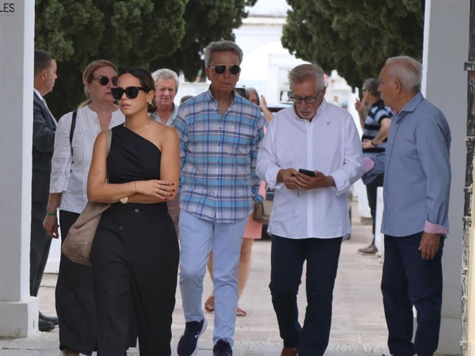 Gloria Mohedano, Gloria Camila Ortega, José Ortega Cano, Aniceto y José Antonio Rodríguez salen del cementerio municipal de San Miguel tras asistir al entierro de Michu