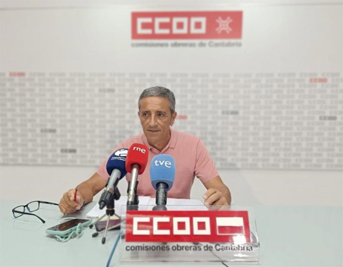 Archivo - Carmelo Renedo, responsable de la Administración autonómica en la Federación de Servicios a la Ciudadanía de CCOO Cantabria. Archivo