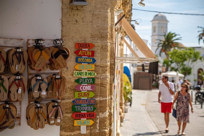 Archivo - Un comercio con recuerdos turísticos en una calle de uno de los municipios costeros de la provincia.