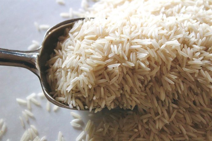 Una ingeniera de alimentos explica por qué deberías lavar el arroz y qué pasa si no lo haces: "Cuestión de preferencia"
