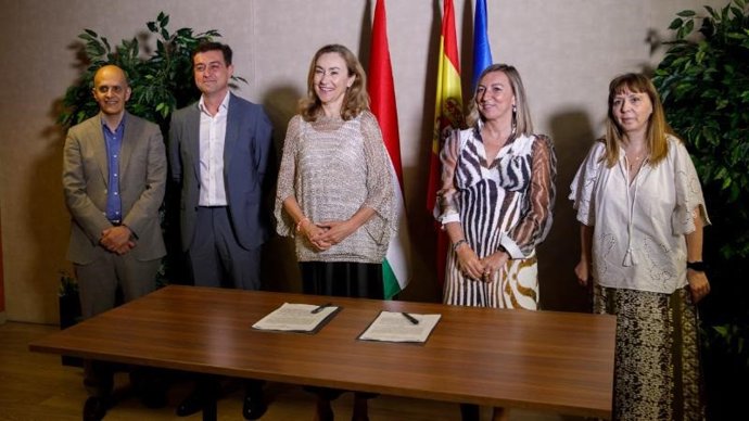 La consejera de Salud y Políticas Sociales, María Martín, y la rectora de la Universidad de La Rioja, Eva Sanz, firman un convenio para potenciar la colaboración entre el Centro de Investigación Biomédica de La Rioja (CIBIR) y la UR