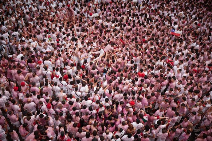 Plaza del Ayuntamiento durante el chupinazo de los Sanfermines 2025.