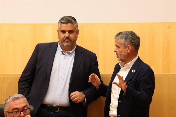Archivo - Imagen de archivo de Josele González y José Bernal, diputados del grupo provincial del PSOE en la Diputación de Málaga, durante una sesión plenaria.