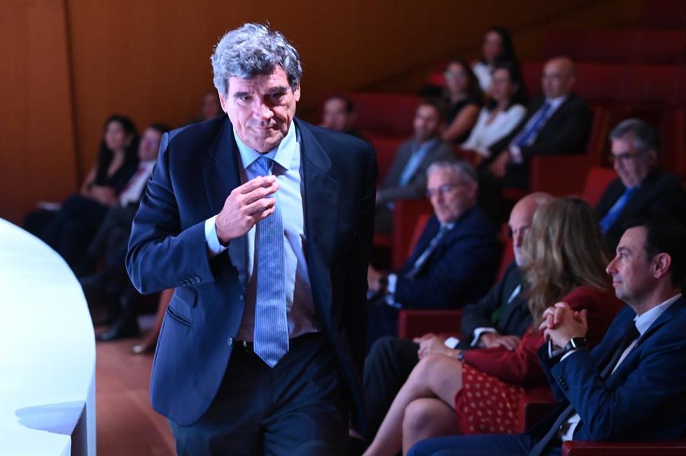 El Gobernador del Banco de España, José Luis Escrivá, llega al 10 Ciclo Finanza, en el Museo Guggenheim de Bilbao, a 10 de julio de 2025, en Bilbao, Vizcaya, País Vasco (España). ELKARGI, apoyado por El Diario Vasco y El Correo, organiza la décima edic