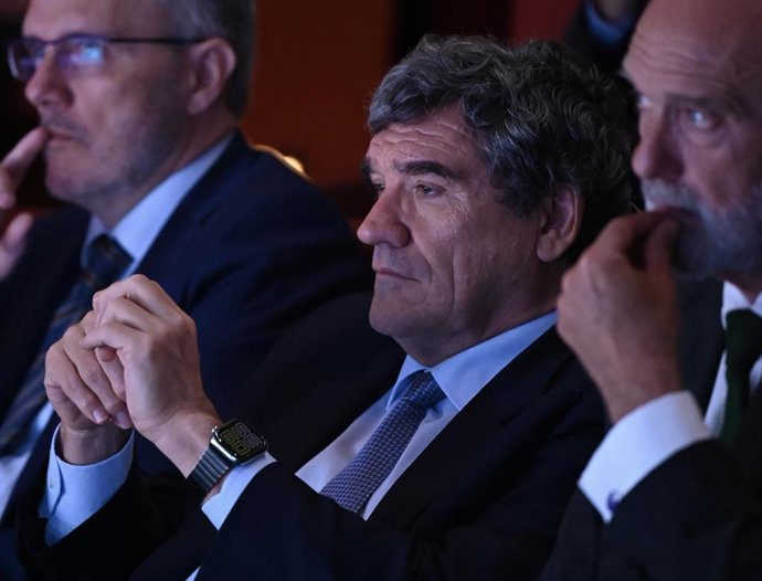 El Gobernador del Banco de España, José Luis Escrivá, durante el 10º Ciclo Finanza, en el Museo Guggenheim de Bilbao, a 10 de julio de 2025, en Bilbao, Vizcaya, País Vasco (España). ELKARGI, apoyado por El Diario Vasco y El Correo, organiza la décima edic