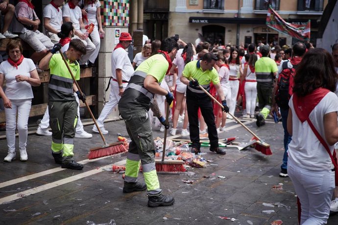 Limpieza tras el chupinazo de San Fermín 2025.