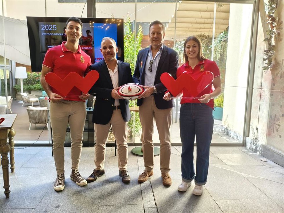 El presidente de la Real Federación Española de Rugby, Juan Carlos Martín 'Hansen', y el 'Country Head' de Worten España, Gonalo Carvalho, junto a la representación de jugadores de la selección española masculina y femenina.