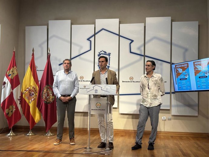 Imagen de la presentación del festival 'Músicas Viajeras' con Guzmán Gómez, diputado provicial, junto con José Andrés Sanz, alcalde de Íscar (i), y José Luis Gutiérrez, director musical (d)
