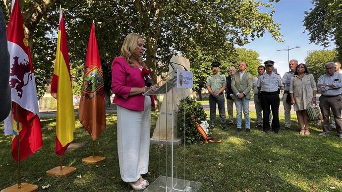 La alcaldesa de Burgos, Cristina Ayala, lee el manifiesto en el acto de recuerdo a Miguel Ángel Blanco, secuestrado por ETA hace 28 años y asesinado unos días después.