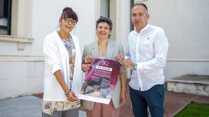 La directora general de Turismo y Promoción Territorial, Virginia Borges, junto al alcalde de Quel, Víctor Manuel Rada, y la concejala de Turismo, Pilar Pérez, presentan la VI Enoexperiencia BQ