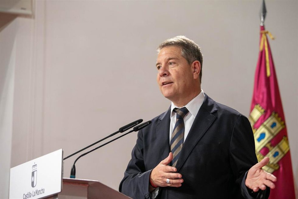 El jefe del Ejecutivo regional, Emiliano García-Page, preside el acto de firma de los nuevos estatutos de la Asociación Interprofesional Vinos de Valdepeñas.