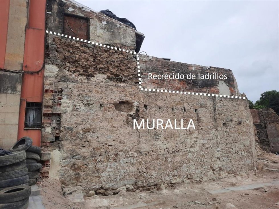 Muralla de Avilés en la zona en la que los recrecidos no se pueden eliminar