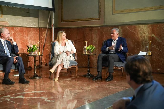 Los alcaldes de Málaga, Granada y Sevilla, de izquierda a derecha para el lector, durante el desayuno informativo de Ideal.