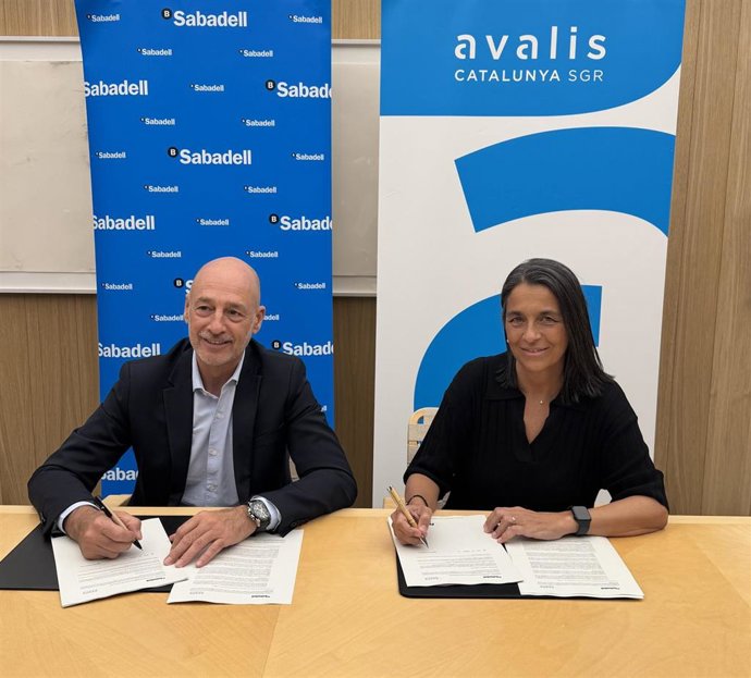 El director general adjunto de Banco Sabadell, Xavier Comerma, y la consejera delegada de Avalis de Catalunya, Anna Álvarez.