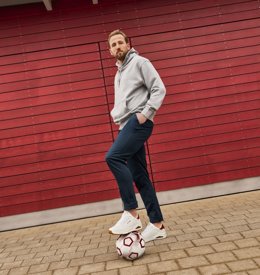 Harry Kane rediseña los modelos más icónicos de Skechers en la colección 'Off Pitch'.