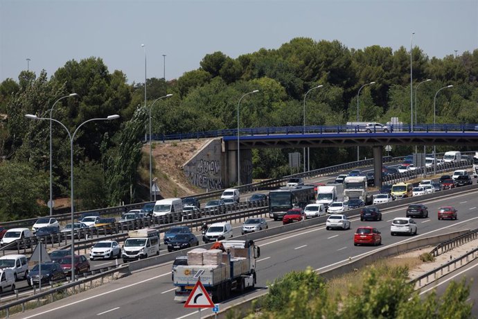 Archivo - Atasco en la autovía A-3 con motivo de la operación salida de inicios de agosto, a 28 de julio de 2023, en Madrid (España). 