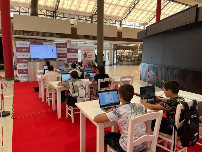 Campamento Digital en el Centro Comercial La Loma de Jaén.