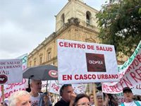 Vecinos de Cazorla (Jaén) se concentran ante el Parlamento andaluz para exigir un centro de salud en el casco urbano