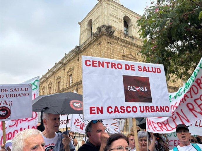 Protestas de vecinos de Cazorla ante el Parlamento andaluz