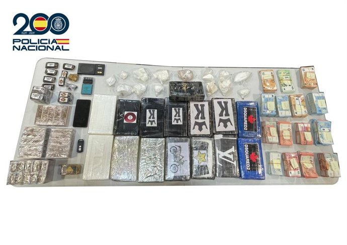 Drogas, dinero y material incautado por Policía Nacional en la detención de un hombre y desarticulación de un punto de venta de drogas en el Cruce de Arinaga, en Agüimes (Gran Canaria)