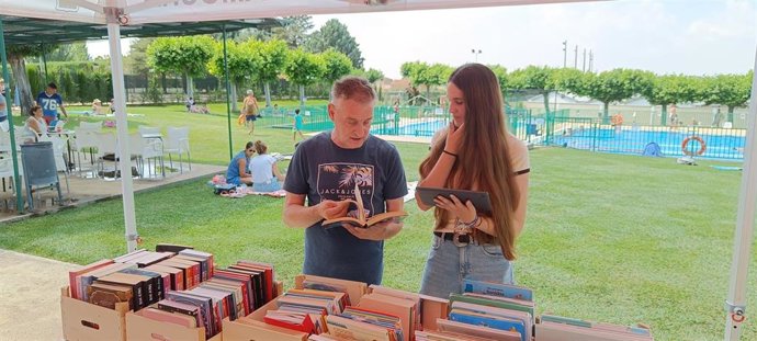 Los usuarios de la piscina municipal pueden acceder a un espacio dedicado a la lectura hasta el 31 de agosto.