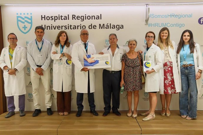 El gerente del Hospital Regional Universitario de Málaga; José Antonio Ortega; la responsable de la Unidad de Oncología Pediátrica, Esmeralda Núñez, y el gerente de Ibima Plataforma Bionand, José Miguel Guzmán, entre otros.