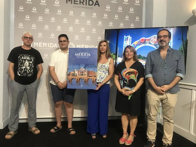 La delegada de Festejos, Ana Aragoneses, acompañada por los miembros del jurado, junto con el cartel ganador de La Feria de Mérida 2025