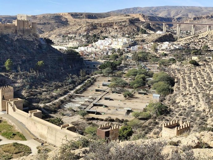 Archivo - Vista de la Finca Experimental La Hoya de la EEZA-CSIC desde el renovado mirador del Cerro de San Cristóbal, en Almería.
