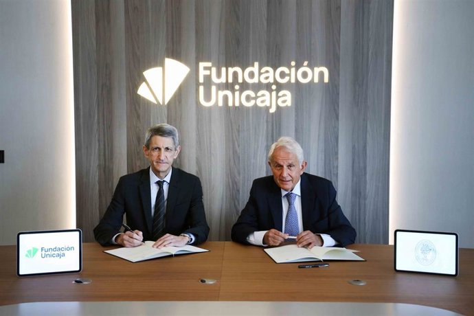 El presidente de la Fundación Unicaja, José M. Domínguez, y el presidente de la Academia de Ciencias Sociales y del Medio Ambiente de Andalucía, Antonio Pascual, han firmado el acuerdo de colaboración para el premio.