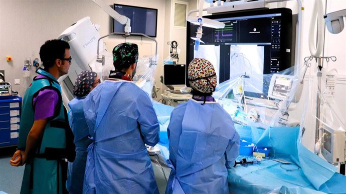 Imagen de una sesión formativa de cardiólogos en el Hospital Juan Ramón Jiménez de Huelva.