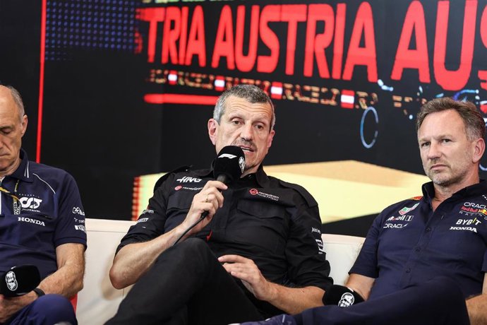 Archivo - El ex director de equipo de Haas, Guenther Steiner, junto al 'Team Principal' de Red Bull,Christian Horner, en el GP de Austria 2023.