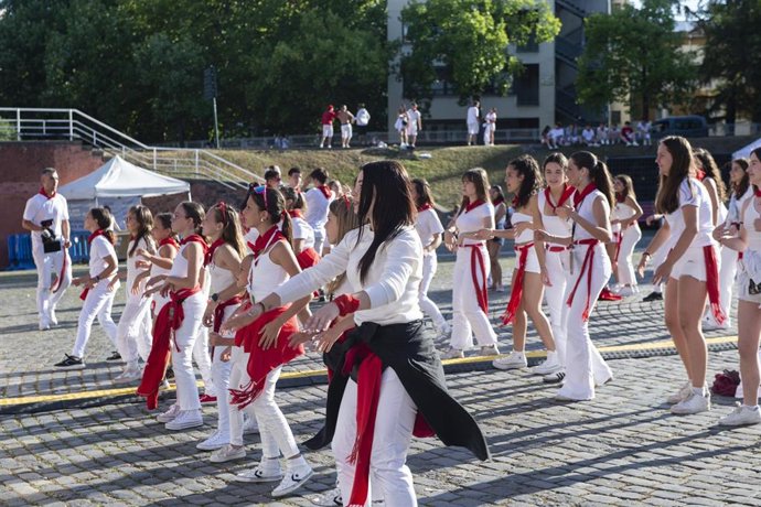 Taller de baile en la Zona Joven de la plaza de los Fueros.