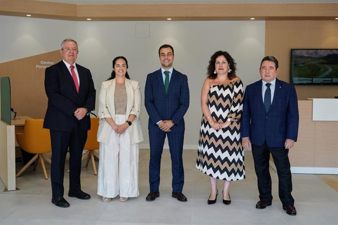 Antonio Romero, director general ; Carmen Rubiales, gestora; Gonzalo Bárcena, director de oficina; Amparo Barrios, directora de zona y Fernando Martínez, presidente de Caja Rural de Asturias.
