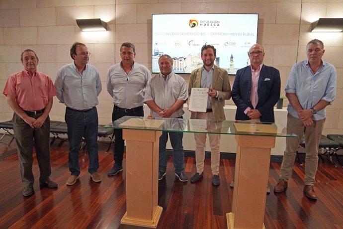 El presidente de la DPH, Isaac Claver, junto a los presidentes de los seis grupos Leader de la provincia.