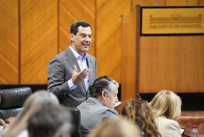 El presidente de la Junta de Andalucía, Juanma Moreno, interviene durante la sesión de control en el pleno del Parlamento andaluz. A 10 de julio de 2025, en Sevilla (Andalucía, España). Segunda jornada de Pleno, con Sesión de Control al Gobierno y pregunt