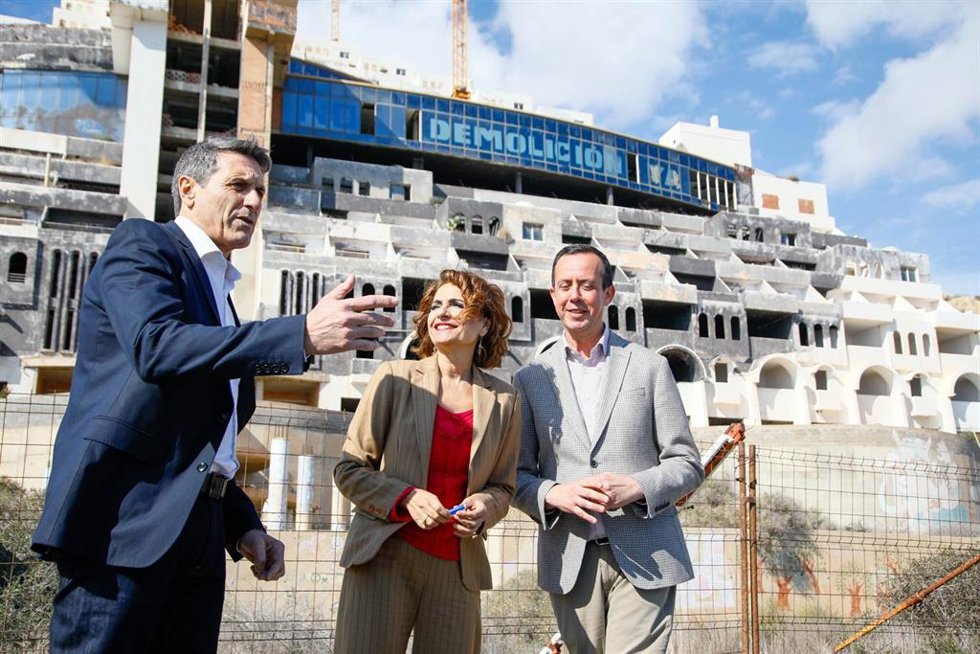 Archivo - El delegado de Gobierno en Andalucía, Pedro Fernández, junto a la vicepresidenta primera del Gobierno, María Jesús Montero, y el subdelegado de Gobierno en Almería, José María Martín, frente al hotel del paraje de El Algarrobico, en Carboneras