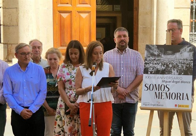 Homenaje de las instituciones turolenses a Miguel Ángel Blanco en el 28 aniversario de su asesinato a manos de la banda terrorista ETA.