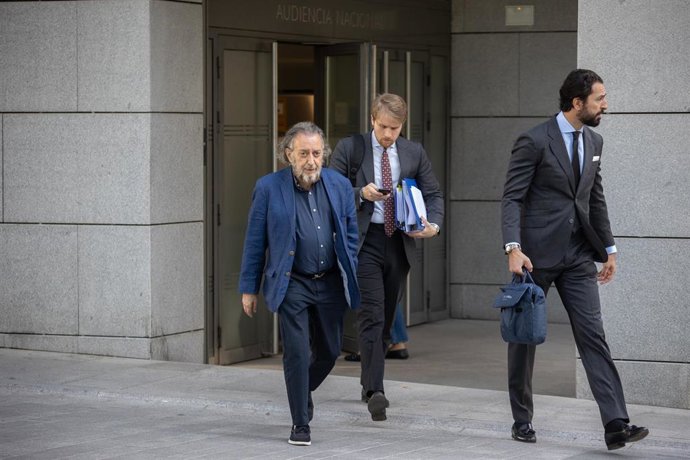 El condenado a 80 años de cárcel por ser el cerebro del ‘caso Nummaria’, Fernando Peña (i), llega a la Audiencia Nacional (AN), a 10 de julio de 2025, en Madrid (España).Fernando Peña está condenado a 80 años de cárcel por delitos fiscales, estafa, falsed