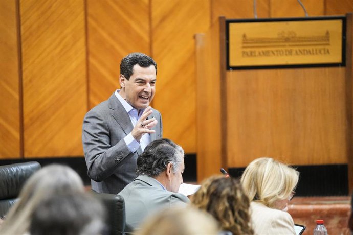 El presidente de la Junta de Andalucía, Juanma Moreno, interviene durante la sesión de control en el pleno del Parlamento andaluz