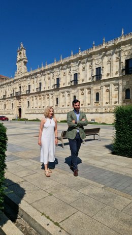 La diputada del PP por León en el Congreso Silvia Franco y el portavoz del PP en el Ayuntamiento de León, David Fernández, en el entorno del Parador San Marcos de León.