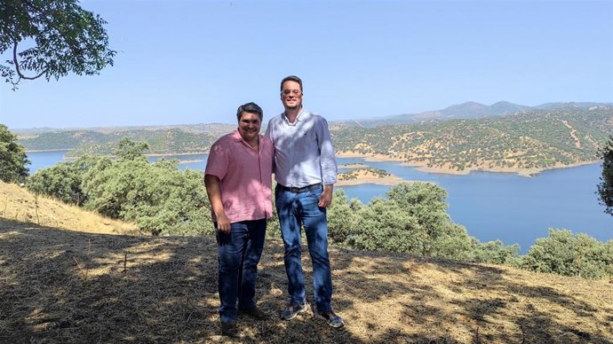 Manuel Lozano y Francisco Javier Lozano en la aldea de La Dehesilla, con el embalse del Yeguas al fondo.