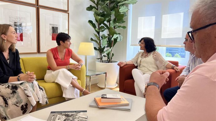 Reunión de la ministra de Vivienda, Isabel Rodríguez, con la alcaldesa de Mira, Miriam Lava.
