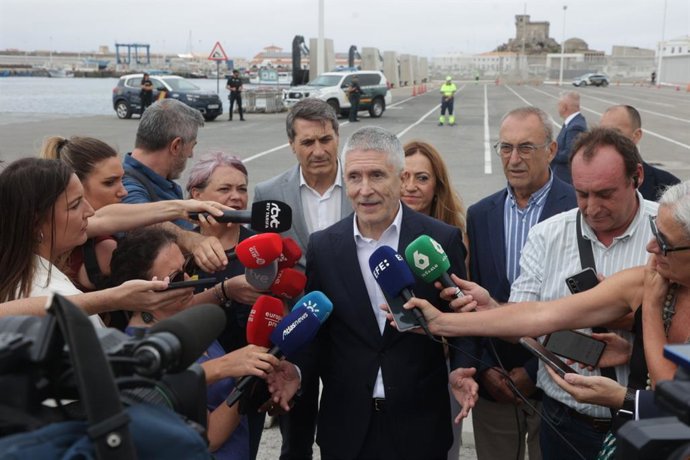 O Ministro do Interior, Fernando Grande-Marlaska, conversa com jornalistas durante sua visita ao porto de Tarifa.