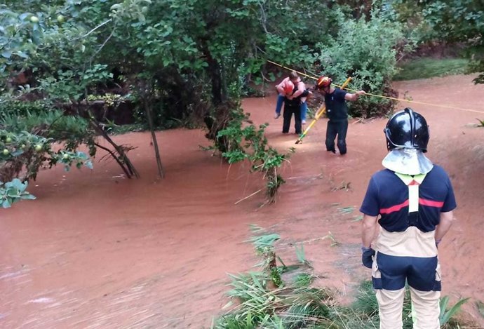 Resgate de duas pessoas isoladas pela forte tempestade na cidade de Caracena, em Soria.