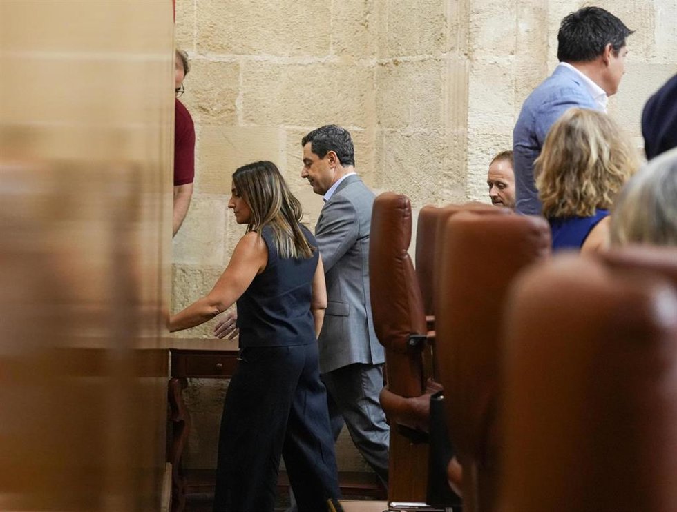 El presidente de la Junta de Andalucía, Juanma Moreno, este jueves en el momento que abandona el salón de Plenos del Parlamento durante la última pregunta que afrontaba en la sesión de control.